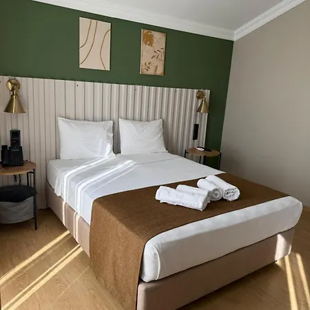 Red Castle & Pub Hotel